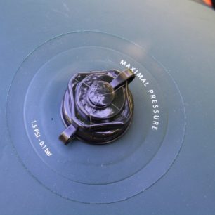 Detail ventilu umístěného na zádi packraftu.