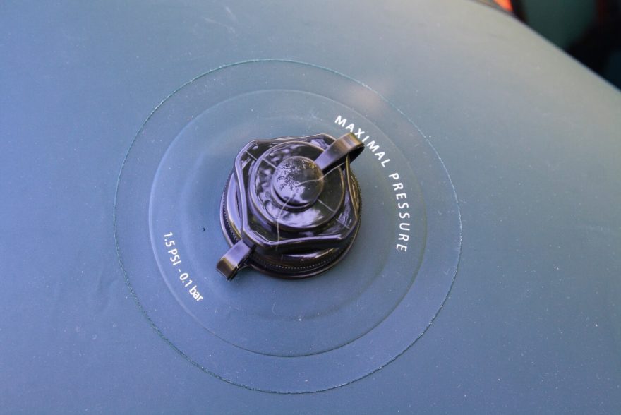 Detail ventilu umístěného na zádi packraftu.