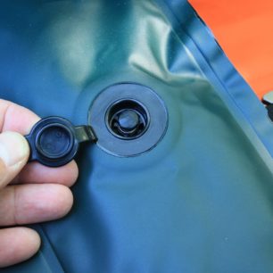 Detail ventilu na sedačce.