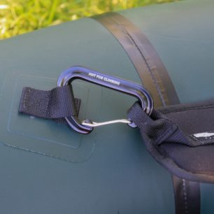 Stehenní popruhy se upevňují pomocí karabinek.