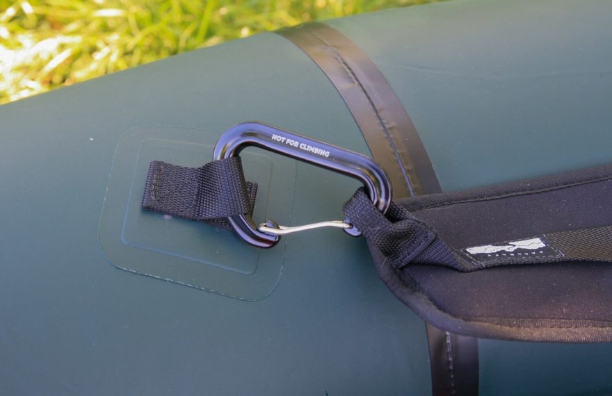 Stehenní popruhy se upevňují pomocí karabinek.