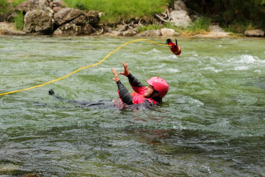 Součástí kurzů je nácvik záchrany.