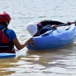 Zvládnutí eskymáckého obratu je pro jízdu na náročnější vodě nezbytné.