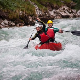 Pokročilejší vodáci vyrážejí na divoké řeky v Alpách.