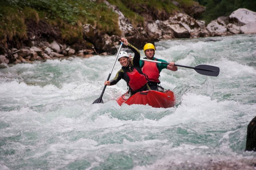 Pokročilejší vodáci vyrážejí na divoké řeky v Alpách.