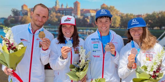 Českým slalomářům se na závodech Světového poháru dařilo. V Krakově získal zlato Přindiš.