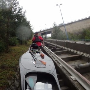 Přenášení přehrady Orlík.