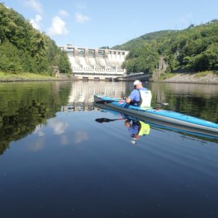 Třetí den se začíná pod hrází Slapy.