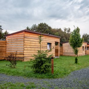 Klidová část kempu nabízí ubytování v chatkách různých kapacit.