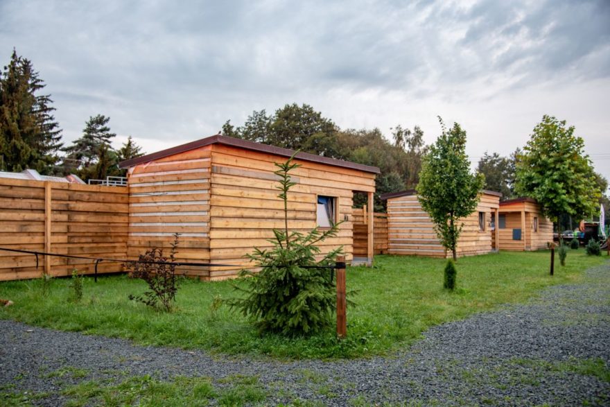 Klidová část kempu nabízí ubytování v chatkách různých kapacit.