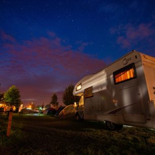 Je tu prostor a zázemí i pro karavany nebo obytné vozy.