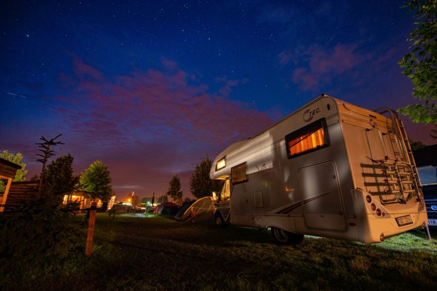 Je tu prostor a zázemí i pro karavany nebo obytné vozy.