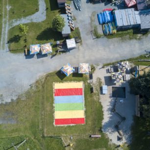 Letecký pohled na nafukovací trampolínu a malý vodní svět.