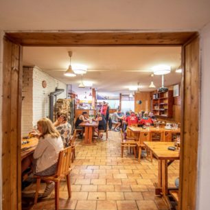 Součástí kempu je útulná hospůdka.