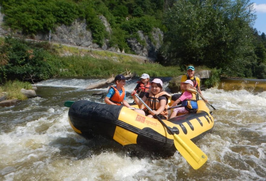 Kolegyně Anička Zímová, která má na povel provozní část firmy Bisport, guiduje raft s dětmi.