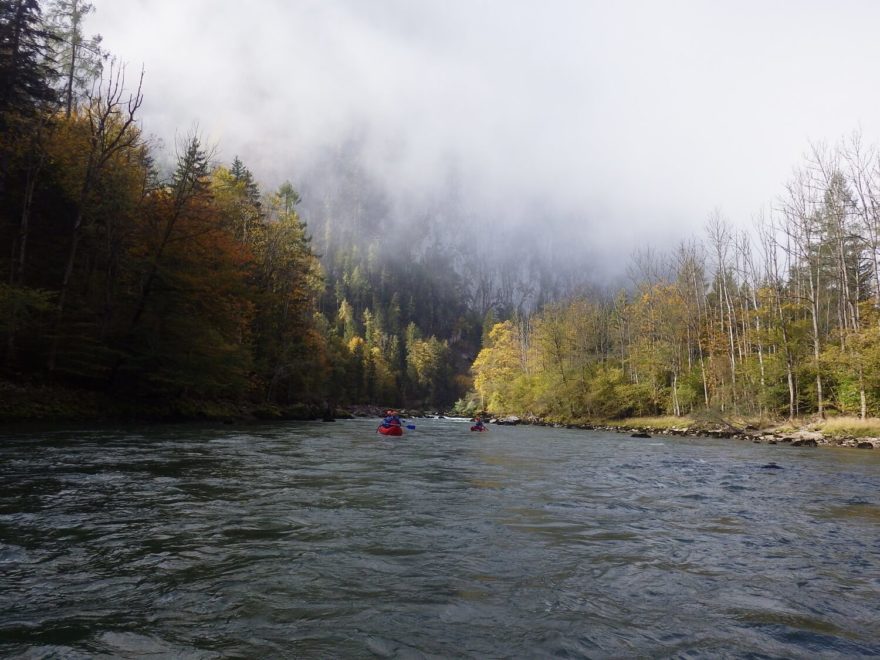 Mlha nad řekou a typicky podzimní zbarvení okolních stromů. Naprostá nádhera.