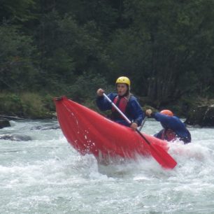 Některé vlny dokážou s loděmi pořádně pohoupat.