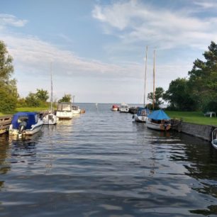 Sám v přístavu u městečka Dargen.