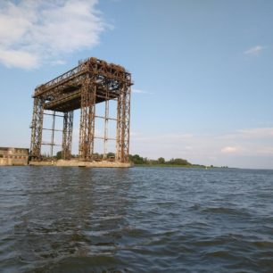 Torzo kolejového výtahu na západním konci Štětínského zálivu.