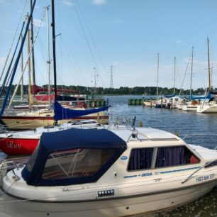 Vodní turistika po německu u Wasserwanderrastplatzu v Kampu.