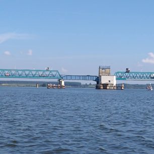 Zvedací most přes řeku Strom.