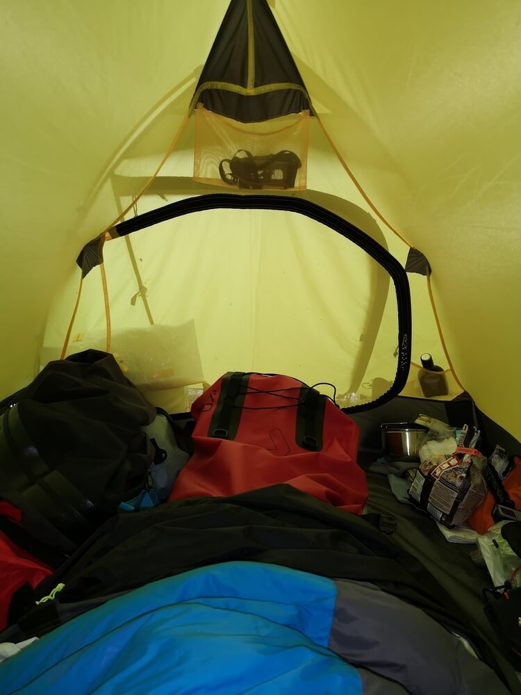 Chladno, déšť a nohy v batohu.