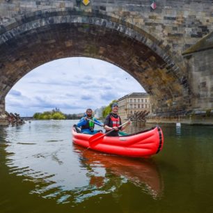 Podplutí pod Karlovým mostem. / F: Jan Hocek
