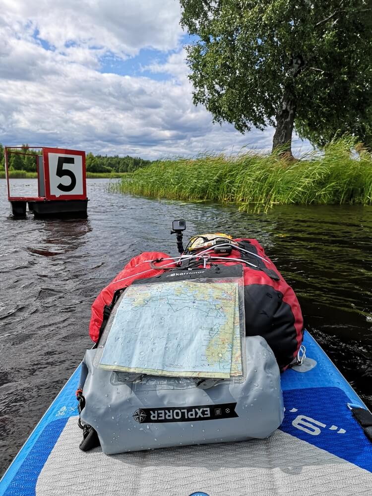 Ne rychleji, než pět uzlů. Standard u přístavů.