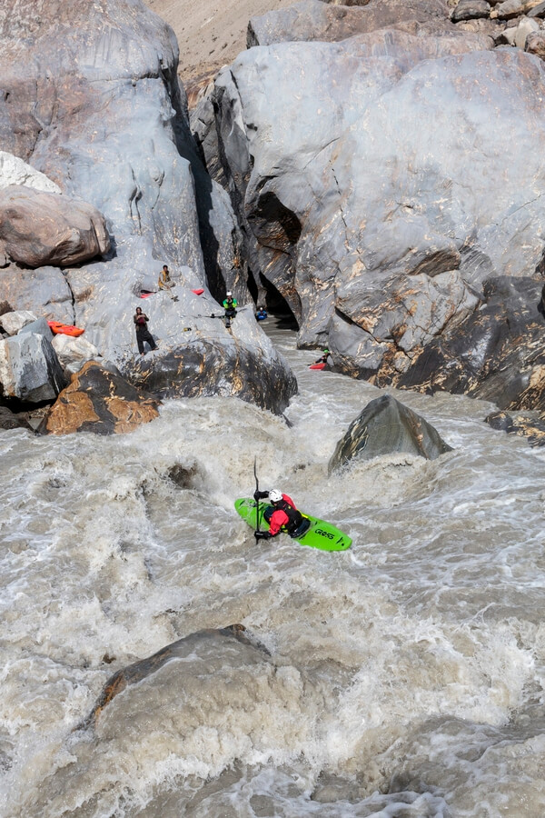 Nájezd do soutěsky "Crack" na řece Braldu.