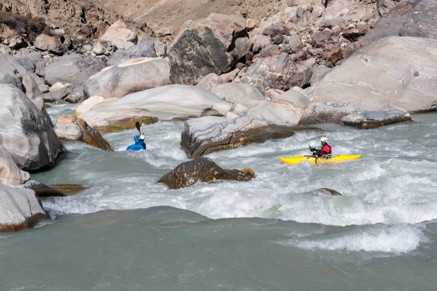 Tmavě šedá až hnědá barva vody je pro většinu zdejších řek typická.