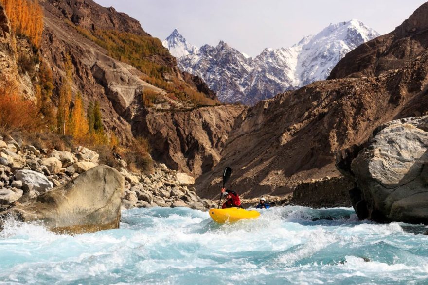 Řeka Hunza má průzračně čistou vodu.