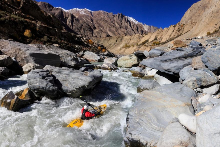 Řeka Braldu je hodně z kopce a poměrně zablokovaná.