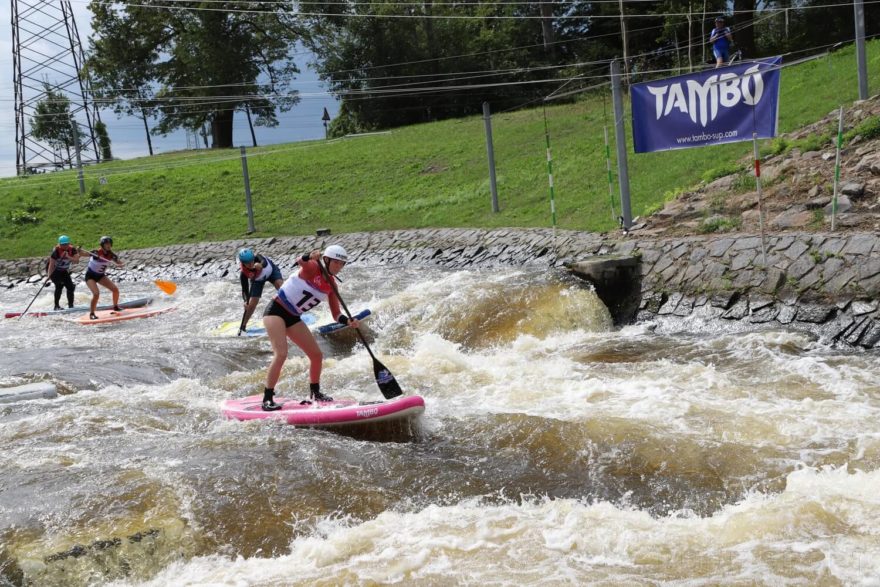 Kristýna Babiánková vede v rozjížďce boardcrossu.