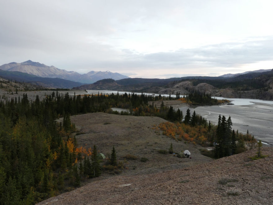 Vidět zdejší krajinu z nadhledu, ne jen z lodě, stojí vždy za to.