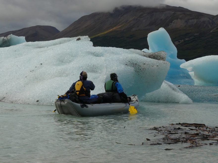 Při plavbě okolo ledových ker musíme být hodně opatrní. Jejich pohyb je nepředvídatelný.