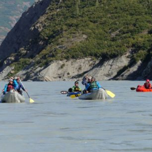 Alsek jsme jeli na nafukovacích kánoích a na packraftech.