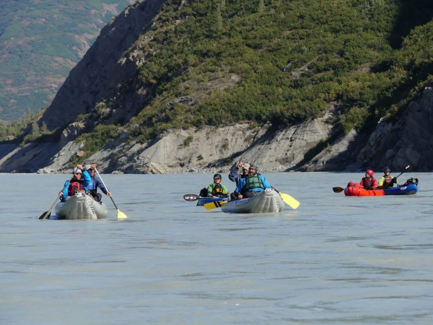 Alsek jsme jeli na nafukovacích kánoích a na packraftech.