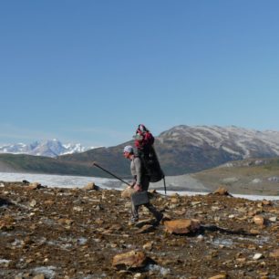 Tahat bagáž na zádech okolo řeky nebo k ní není nikdy veliká zábava, spíš solidní dřina. Na druhou stranu si pak člověk řeku víc zaslouží.
