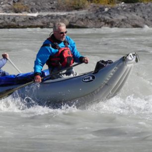 Na řekách velkého průtoku stačí k pobavení třeba jenom přejet silné rozhraní proudů.