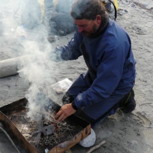 Oheň se smí rozdělávat jen na plechovém ohništi, aby po nás nezůstalo vůbec nic.