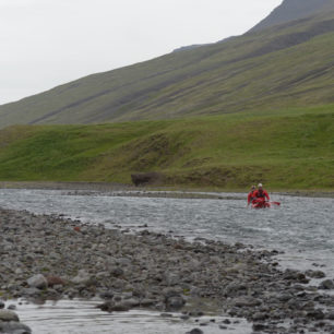Norðurá. V širších místech se řeka rozlévá do několika ramen mezi štěrkovými lavicemi.