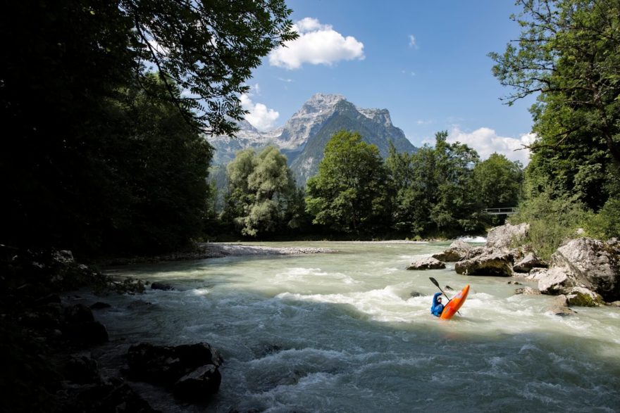Bren si hraje s vodou kousek pod nasedáním na Saalach v Loferu.