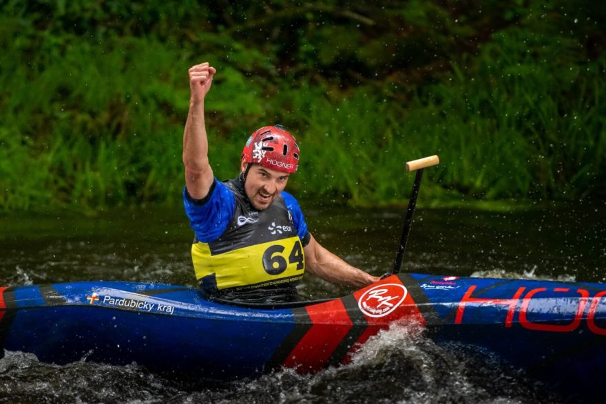 Radost v cíli zlatého závodu v Treignacu 2022.