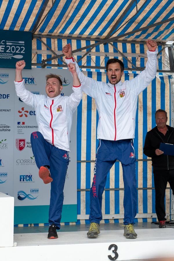 Medailová radost s Danem Suchánkem na MS 2022 v Treignacu.