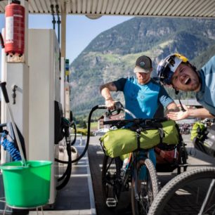 Tady tankování nepomůže, tady se suneš dopředu jenom "za svoje".