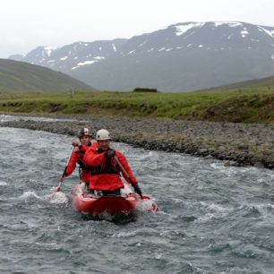 Norðurá. Typické islandské prostředí - mlha, ledovcem modelovaná krajina a sněhem pokryté hory.