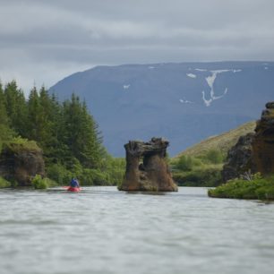 Mývatn. Průplav mezi lávovými útvary Höfði.