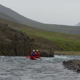 Norðurá. Pevnější hornina nutí řeku v širokém údolí často měnit směr.