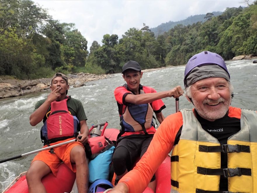 Naši guidi na řece Alas stihli i cigárko...