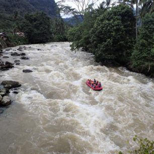 Asahan nabízí velké peřeje a hodně vody.